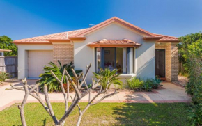 Oceania Cottage - LJHooker Yamba, Yamba